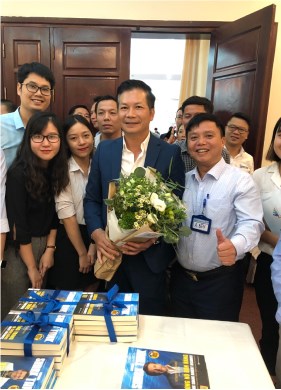 Chuyên Gia  Mota Group Nguyễn Văn Bền gặp mặt và tặng hoa Shark Hưng - Phó chủ tịch HĐQT Cen Group