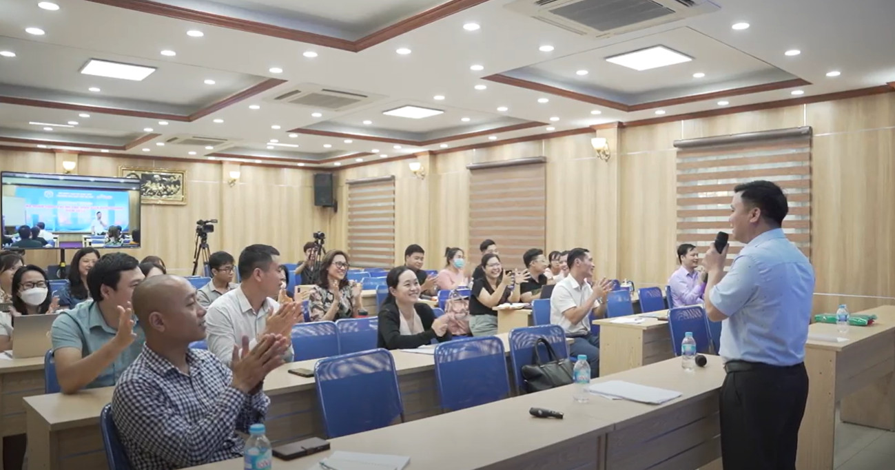 Các giảng viên rất hào hứng với những chia sẻ của  Chuyên gia Nguyễn Văn Bền